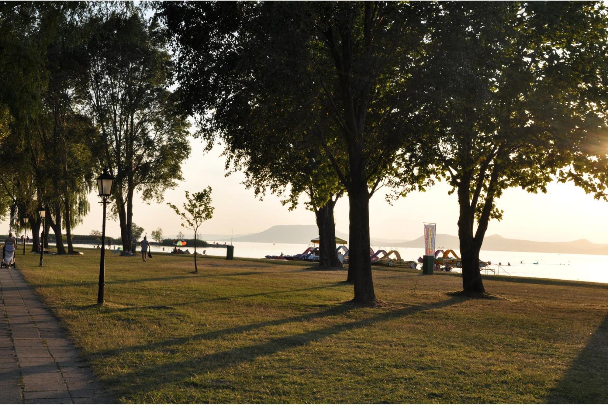 Hotel Melis Balatonlelle Bagian luar foto